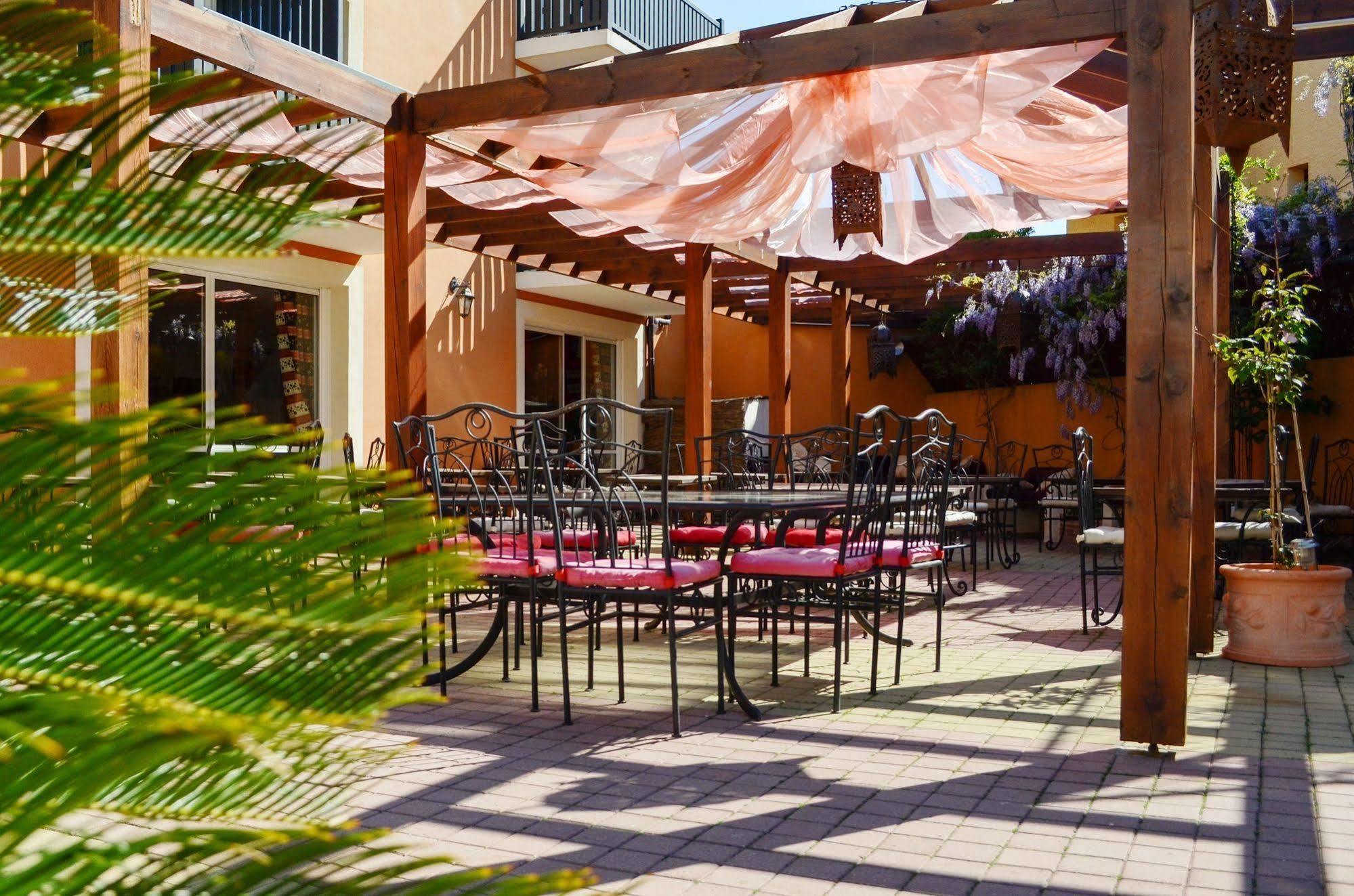 Logis Hotel De La Clape Narbonne-Plage Exterior photo